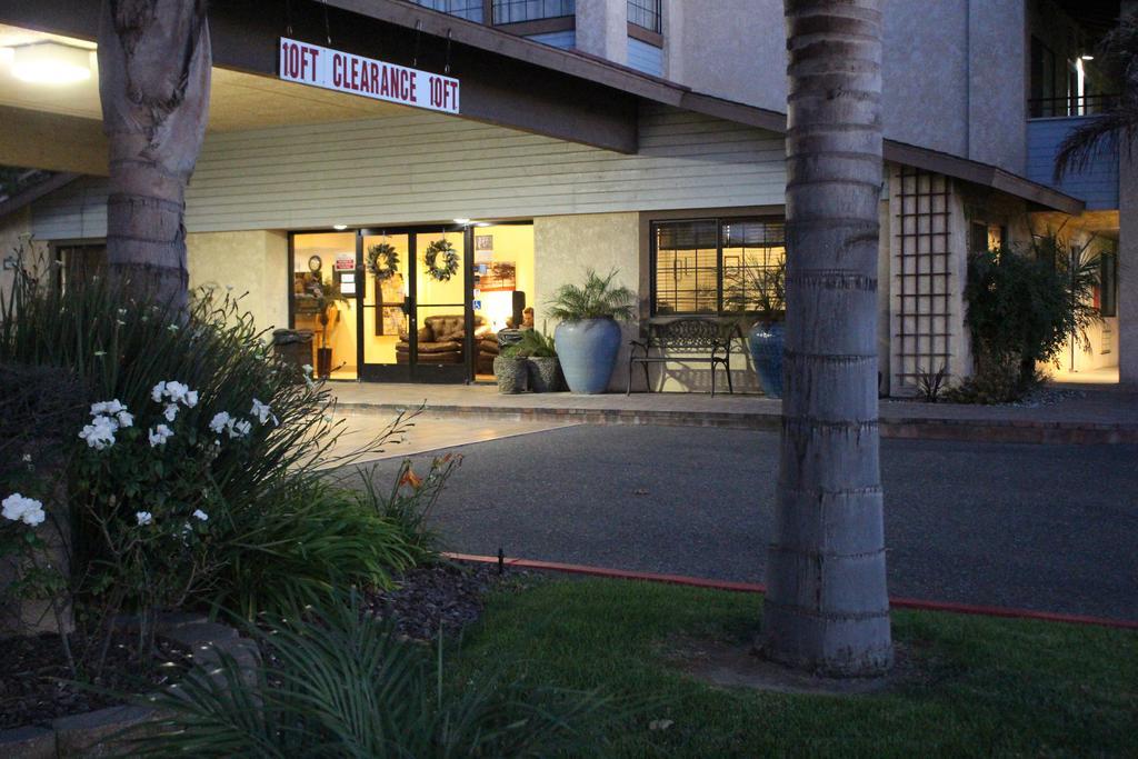 O'Cairns Inn And Suites Ломпок Екстериор снимка