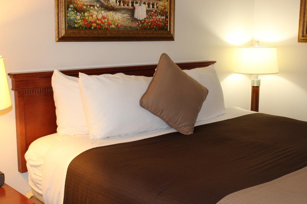 O'Cairns Inn And Suites Ломпок Екстериор снимка